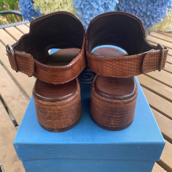 Gidigio Rustic Leather Heeled Sandal - Picture 2 of 9
